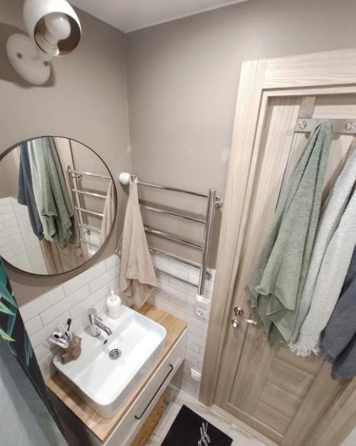 Белый интерьер санузла разбавили. 02