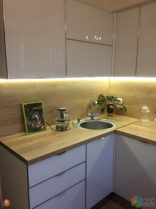 Хорошо, аккуратно.  Наконец - то на маленькой кухне мойку и плиту установили на расстоянии. 03