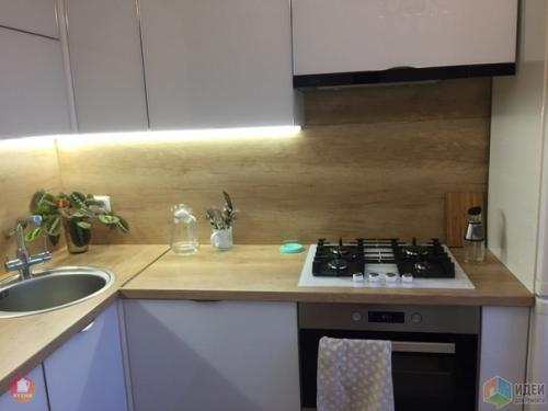 Хорошо, аккуратно.  Наконец - то на маленькой кухне мойку и плиту установили на расстоянии. 02