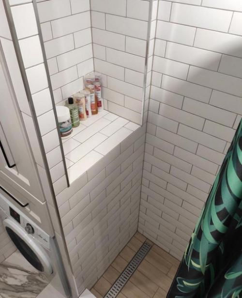 Белый интерьер санузла разбавили.