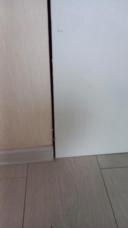 Поделитесь лайфхаками.  Как можно спрятать стык между шкафом и стеной. 01