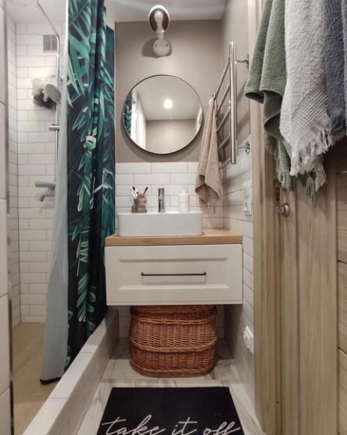 Белый интерьер санузла разбавили. 01