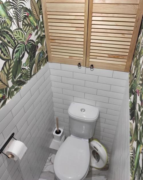 Белый интерьер санузла разбавили. 06