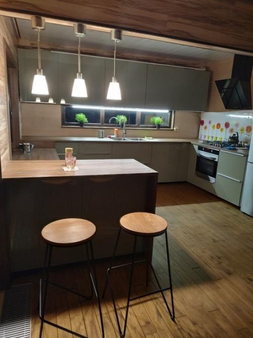 Дачная кухня.  Отличное, классическое решение с барной стойкой и приятным боковым освещением, подчеркивающим зелень. 01