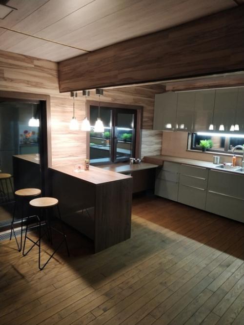 Дачная кухня.  Отличное, классическое решение с барной стойкой и приятным боковым освещением, подчеркивающим зелень.