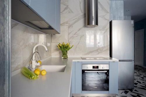 Невероятная кухня с мягкими небесно-голубыми фасадами. 01