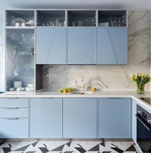Невероятная кухня с мягкими небесно-голубыми фасадами. 02