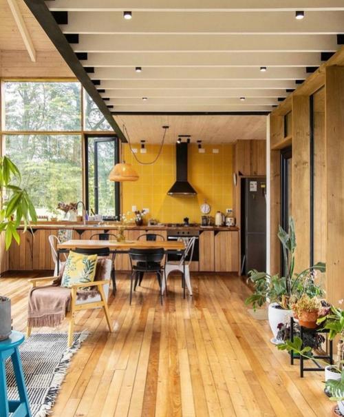 Оформления просторной кухни с верандой. 01