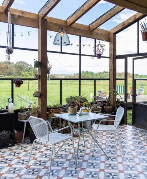 Оформления просторной кухни с верандой.