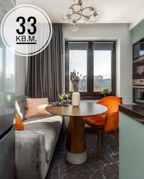 В маленькой квартире.