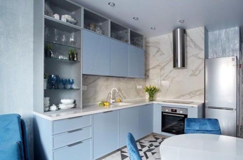 Невероятная кухня с мягкими небесно-голубыми фасадами.
