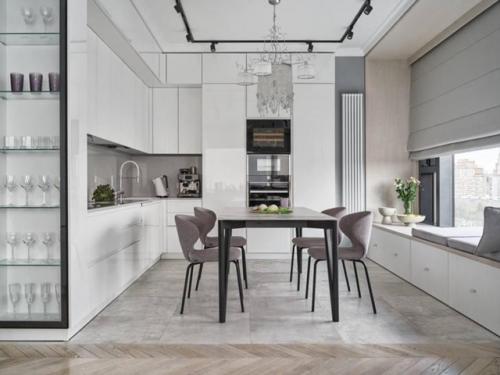 Жемчужно-серая квартира для семьи с ребёнком и собакой. 02