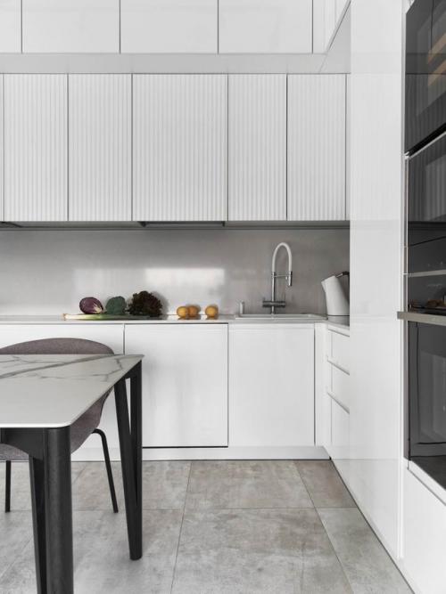 Жемчужно-серая квартира для семьи с ребёнком и собакой. 01