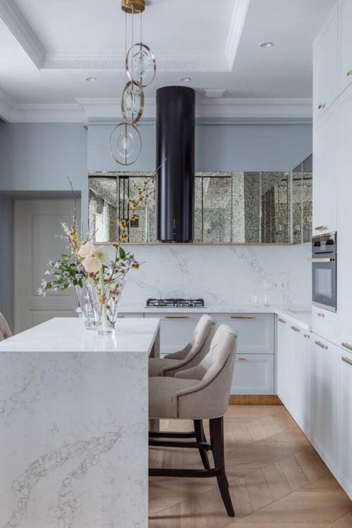 Просторная квартира в дореволюционном доме обрела новое лицо, сохранив свою историю. 01