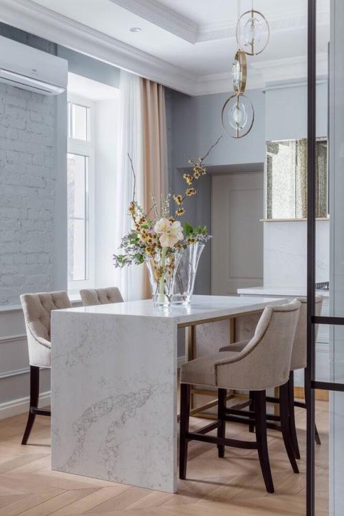 Просторная квартира в дореволюционном доме обрела новое лицо, сохранив свою историю. 02