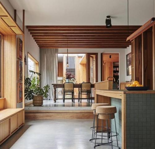 Интересный домик. С крутой комбинацией материалов -. 01