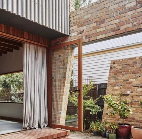 Интересный домик. С крутой комбинацией материалов -. 02