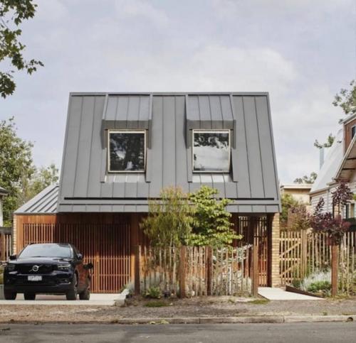 Интересный домик. С крутой комбинацией материалов -.