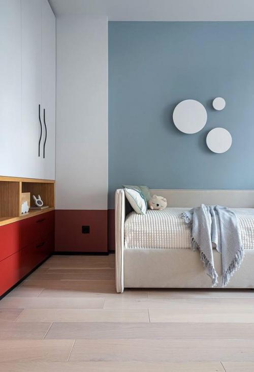 Светлый интерьер для семьи с двумя детьми. 07