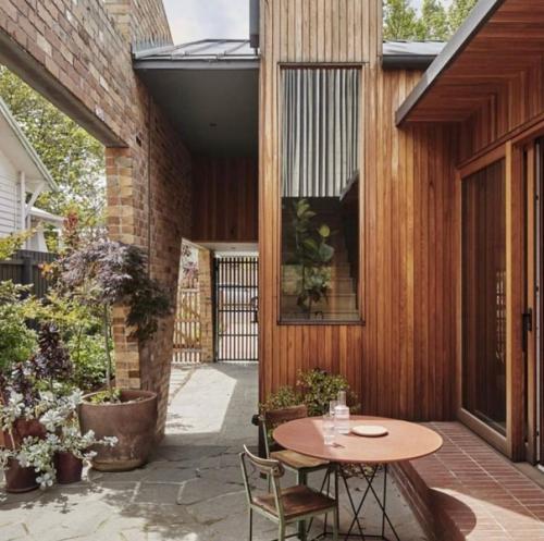 Интересный домик. С крутой комбинацией материалов -. 05