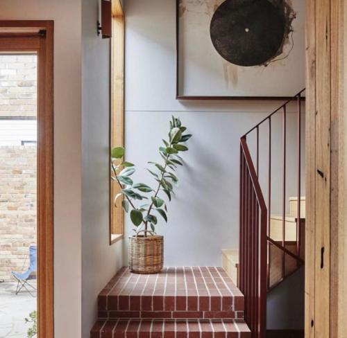 Интересный домик. С крутой комбинацией материалов -. 04