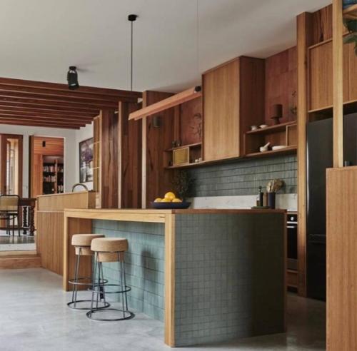 Интересный домик. С крутой комбинацией материалов -. 03