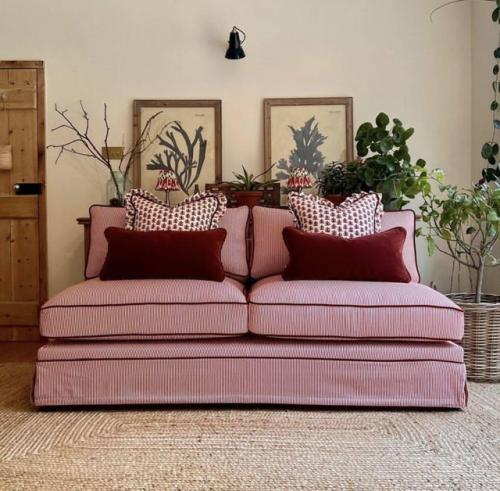 Яркий интерьер с розовыми акцентами. 01