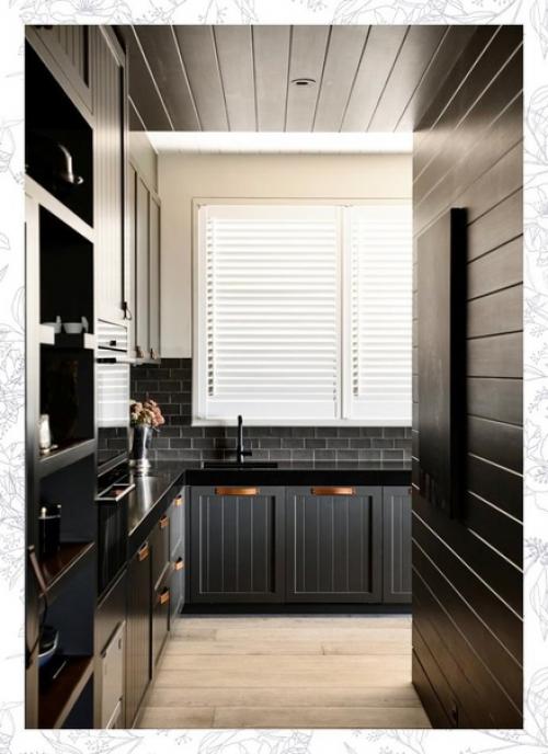 Даже темный интерьер может выглядеть тепло и уютно. 07