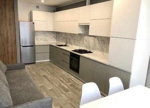 Подскажите, пожалуйста, как разместить мебель на кухне. 01