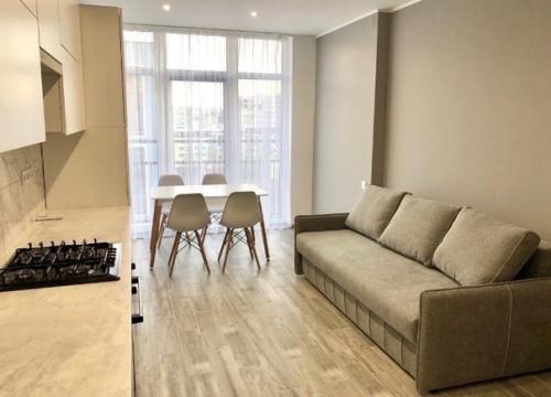 Подскажите, пожалуйста, как разместить мебель на кухне.