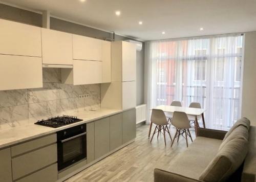 Подскажите, пожалуйста, как разместить мебель на кухне. 02