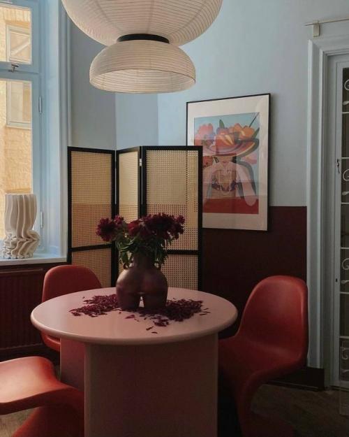 Бордовые и синие акценты: сильное сочетание. 01