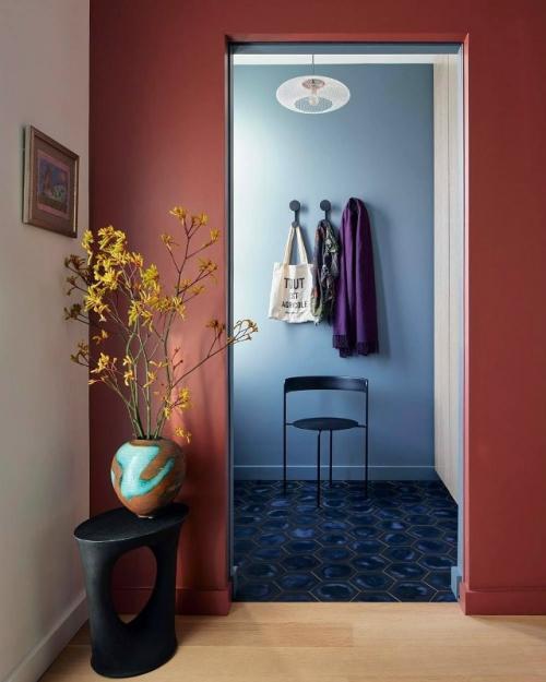 Бордовые и синие акценты: сильное сочетание. 03