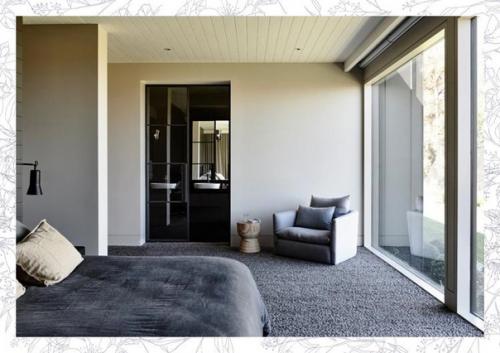 Даже темный интерьер может выглядеть тепло и уютно. 04