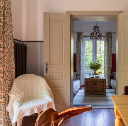 Очень красивый и необычный интерьер в густавском стиле. 01