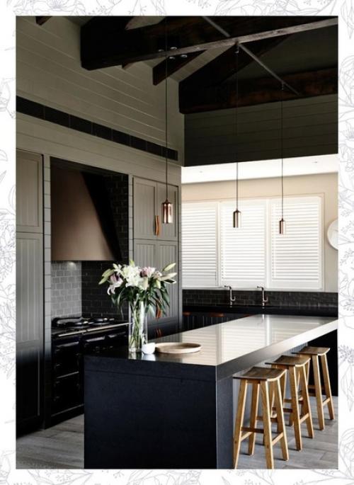 Даже темный интерьер может выглядеть тепло и уютно. 06