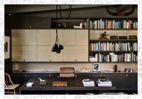 Даже темный интерьер может выглядеть тепло и уютно. 03