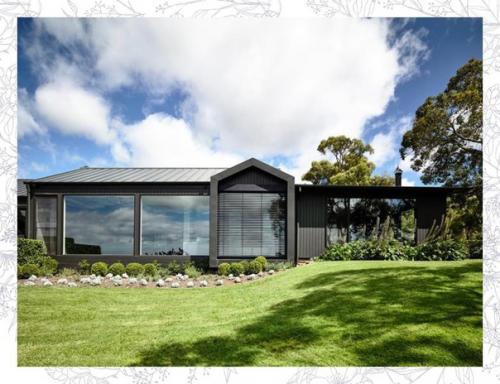 Даже темный интерьер может выглядеть тепло и уютно.