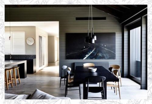 Даже темный интерьер может выглядеть тепло и уютно. 01