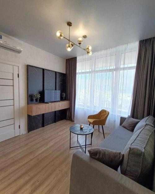 Желтые акценты очень интересно смотрятся в этом интерьере. 04