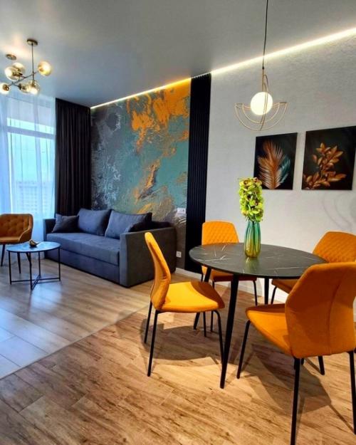 Желтые акценты очень интересно смотрятся в этом интерьере. 01