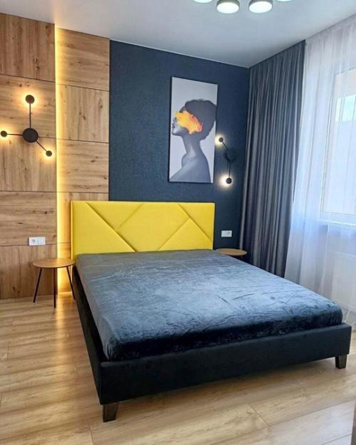 Желтые акценты очень интересно смотрятся в этом интерьере. 09