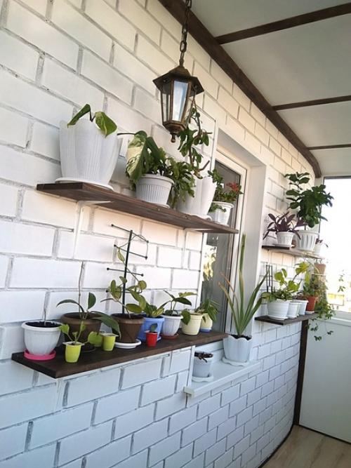 Сделали ремонт на не маленьком балконе- длина 8 м. выбирали светлые цвета - так как сторона солнечная. 02