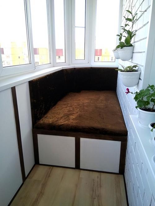 Сделали ремонт на не маленьком балконе- длина 8 м. выбирали светлые цвета - так как сторона солнечная.