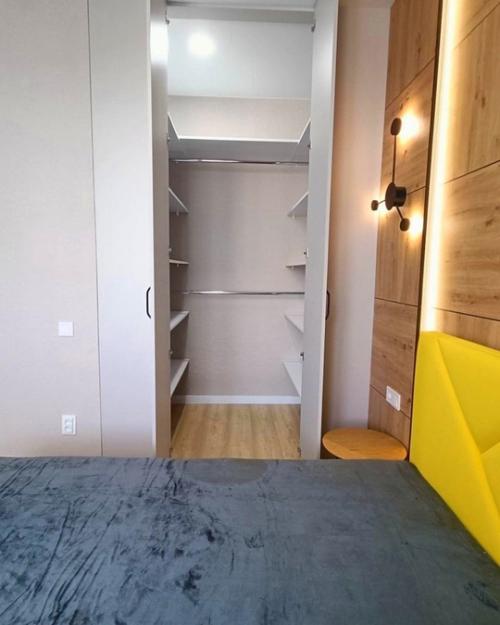 Желтые акценты очень интересно смотрятся в этом интерьере. 06