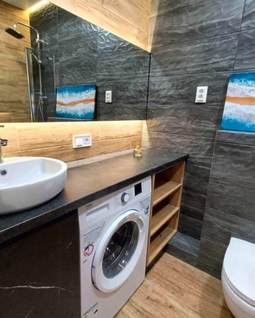 Желтые акценты очень интересно смотрятся в этом интерьере. 07