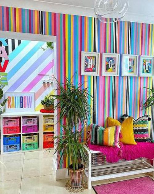 Обои в полоску очень вызывающе выглядят. 01