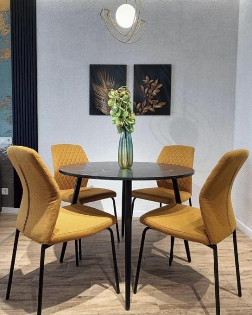 Желтые акценты очень интересно смотрятся в этом интерьере. 02