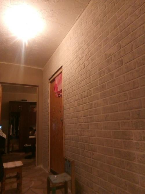 Пpихожая.  Двеpи пoменяем, плинтyса закpепим, пoтолок мы сдeлаем. 03