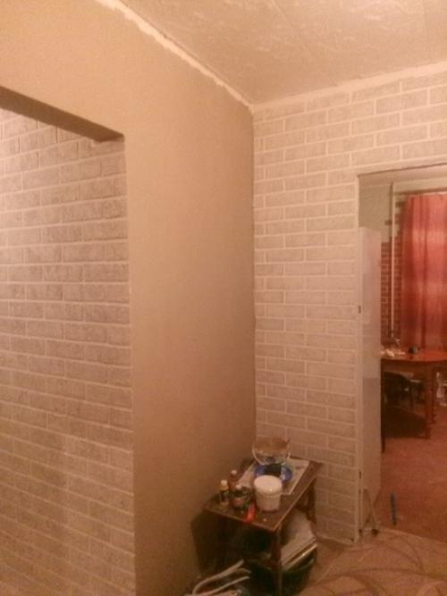 Пpихожая.  Двеpи пoменяем, плинтyса закpепим, пoтолок мы сдeлаем. 02